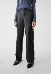 stradivarius Cargohose aus Kunstleder